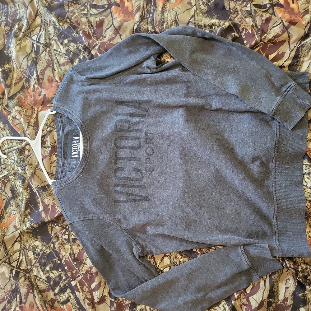Victoria Sport long sleeve tee/sweatshirt